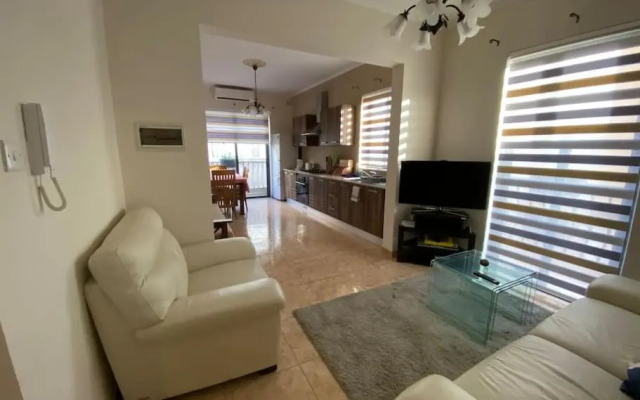 May Flower: Modern Flat close to Airport/Bus Stops