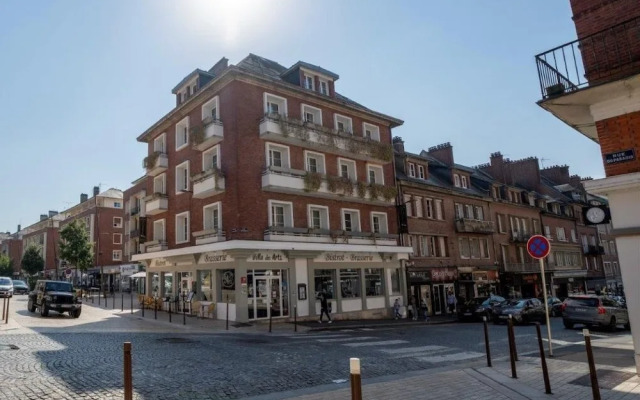 Brit Hotel Privilege Lisieux – La Villa Des Arts