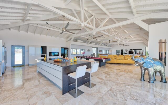 Swanky Caribbean Estate, Ocean Views, Heated Pool, AC, Free Wifi, Ping Pong, Pool Table