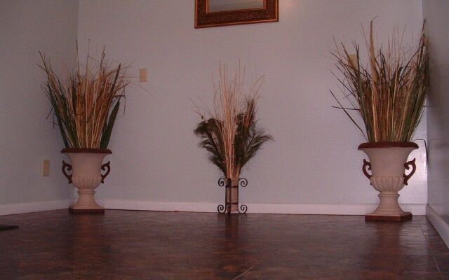 Budget Host Cloverland Motel