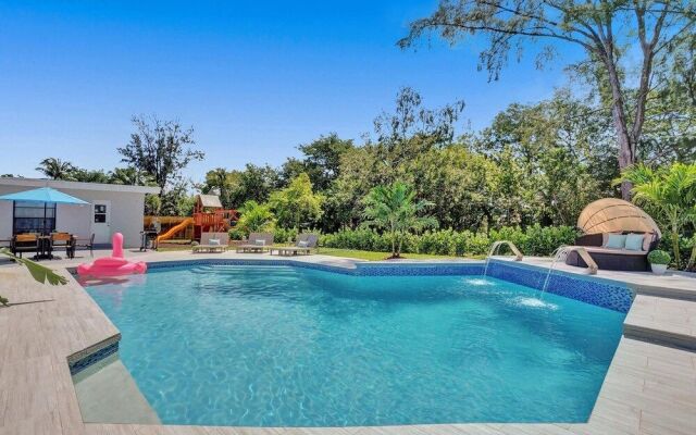 7 Br Home with Pool Gameroom & Soccer