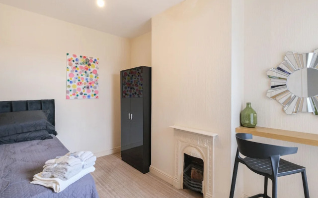 Lovely Large 2-bed House With 2 Reception Rooms