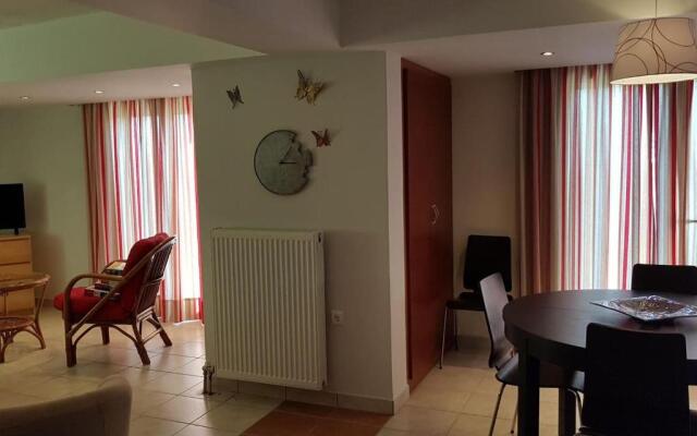 Comfy house with private garden & view, near Kyparissia Castle