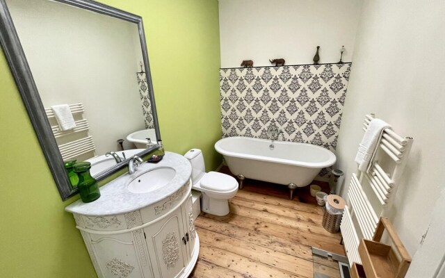 Colourful 3BD Home With Garden in Southville