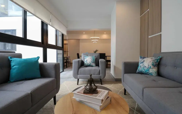 w Grandiose Duplex w Modern Deco in Miraflores