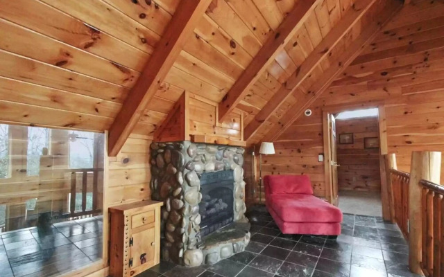 Smoky Treehouse Lodge #614