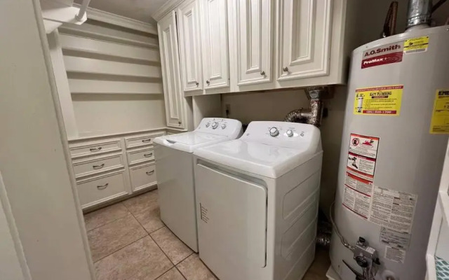 Beautiful traditional home*Modern updates*Guest suite B