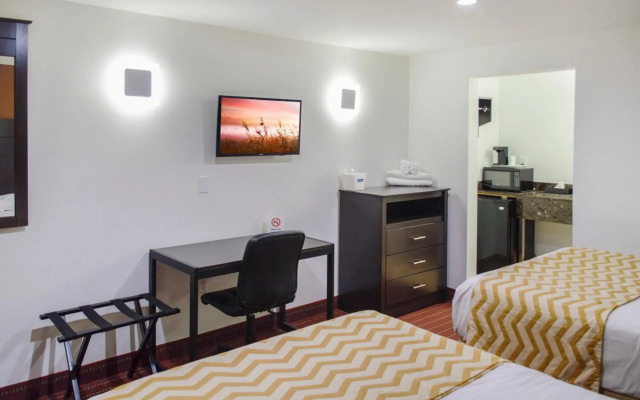 Travelodge by Wyndham Manhasset