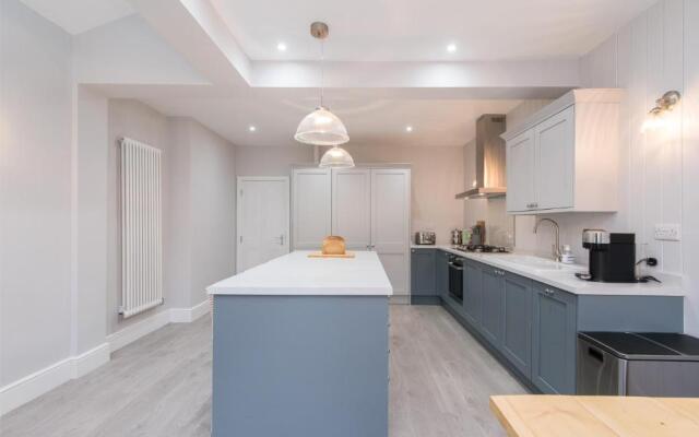 Enfield House - Charming, Modern and Light 4bed