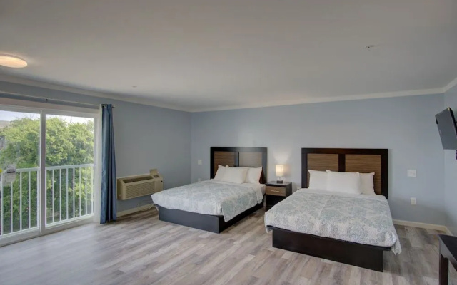 Dhimas Bayview Suites