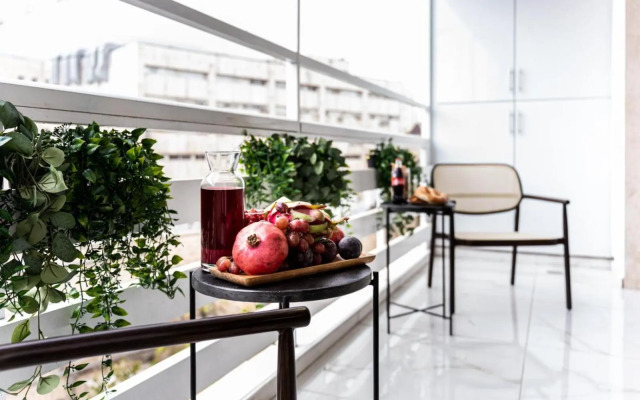 Renovated 2 BR with 2 BTH front Mamilla Mall