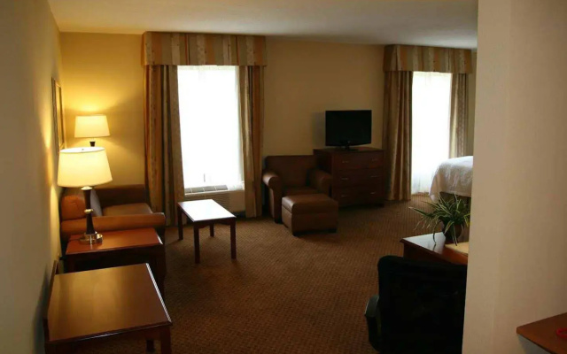 Hampton Inn & Suites Warren
