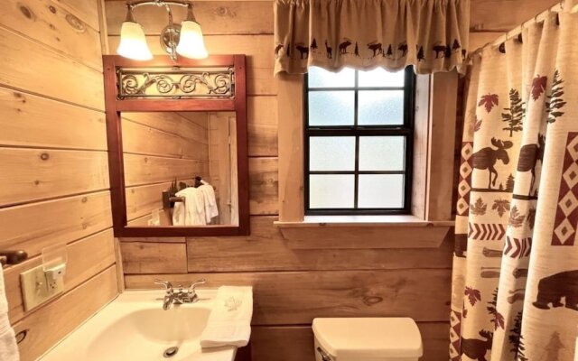 Private and Perfect! - hot Tub, King Bed, Fireplace - dog and Motorcycle Friendly Studio Cabin by Redawning