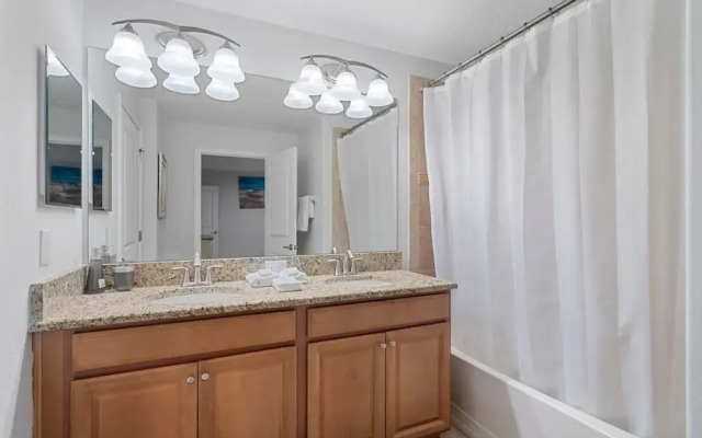 Amazing 4bdr Near Parks w Pool