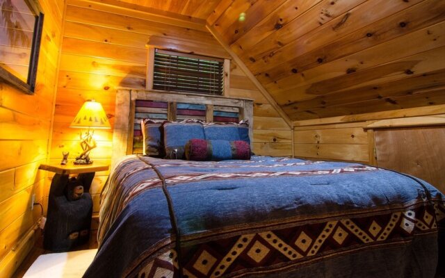 Breathless Cabin Includes Free Wifi, Parking Onsite, Private Hot Tub, and BBQ by Redawning