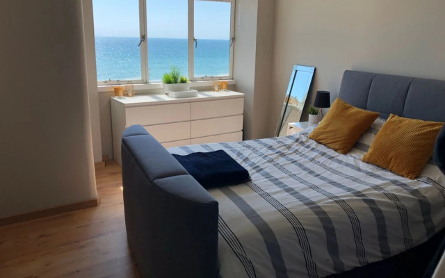2 Bedroom Flat With Stunning Sea Views and Balcony