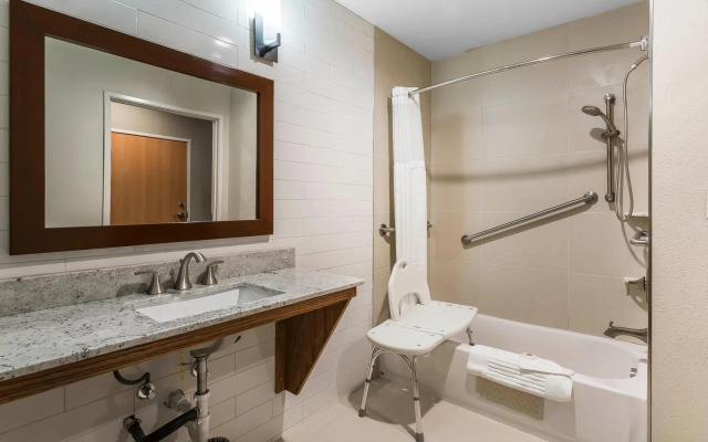 Comfort Suites University