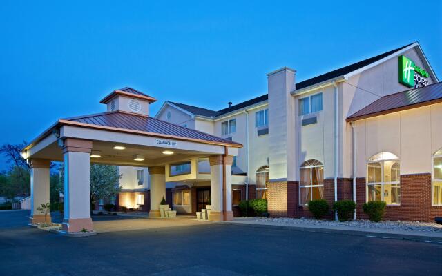 Holiday Inn Express & Suites Cincinnati-N/Sharonville, an IHG Hotel