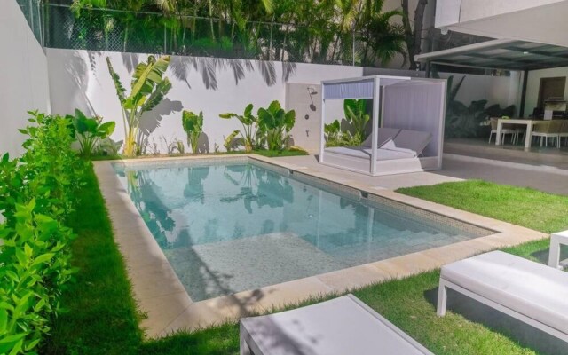 Incredibly Beautiful Condo Just Steps to the Beach