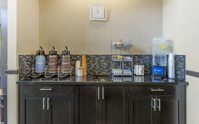 Comfort Suites Near Vancouver Mall
