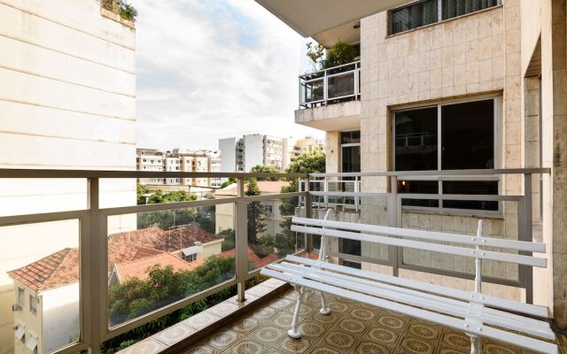 Apartment Near The Subway With 2 Balconies