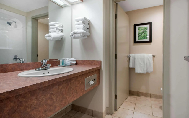 Clarion Hotel & Suites