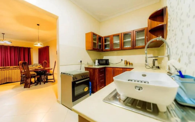 JULZ Place 3 bedroom Apartment with a lake view