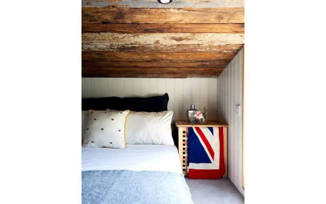 Extraordinary Huts