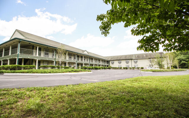 Hilltop Inn & Suites - North Stonington