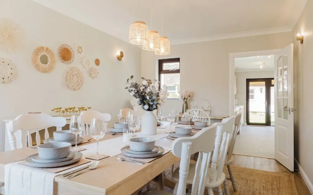 Beautiful 4 BD Home near Woodstock