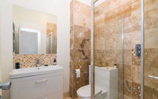 Modern 2BR Home in West London!