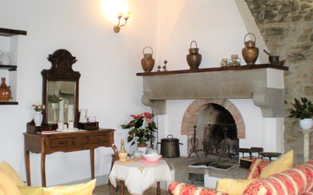 Farmhouse in Cortona With Pool