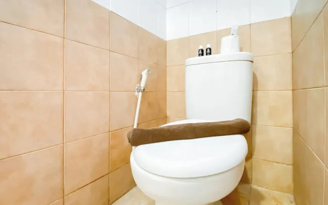 Strategic And Homey 2Br Green Pramuka Apartment