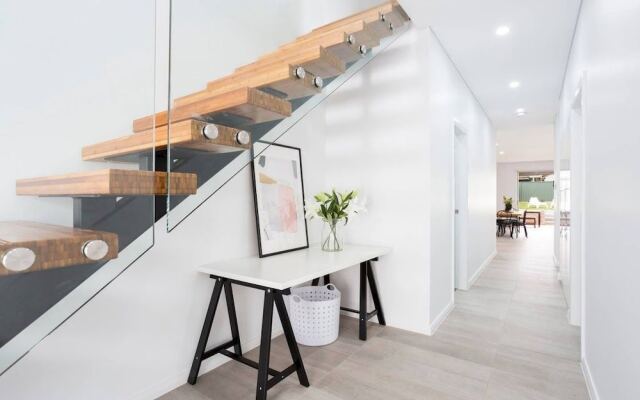 5 Bedroom Sydney Mansion with Parking