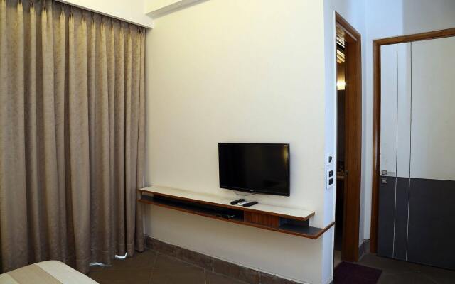FabHotel Club Royale Airport