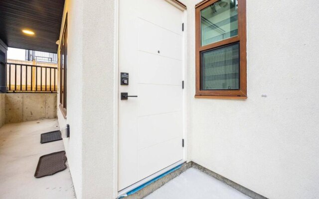 Private bright 2 bedroom south facing walkout apt White Rock