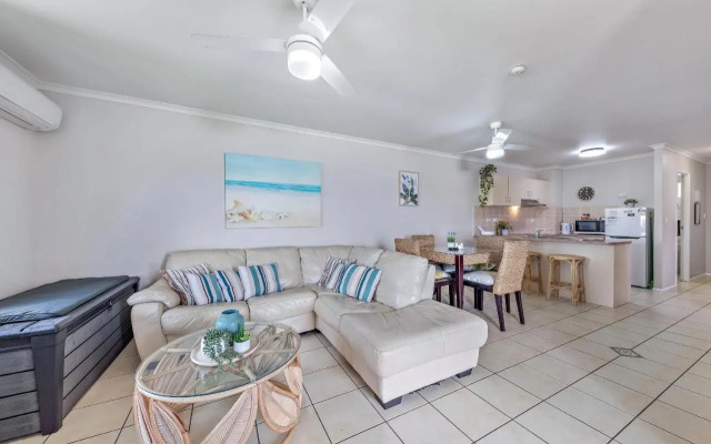 Airlie Sunset Waterview Apartment