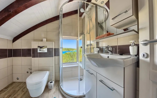 Beachfront Luxury Villa w. Pool & Large Garden