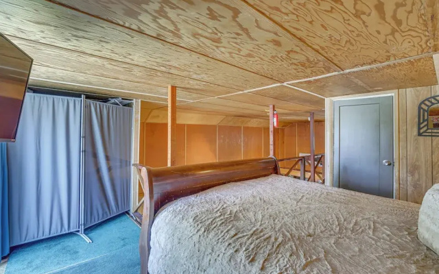 Cozy Crestline Cabin w/ Mountain-view Balcony!