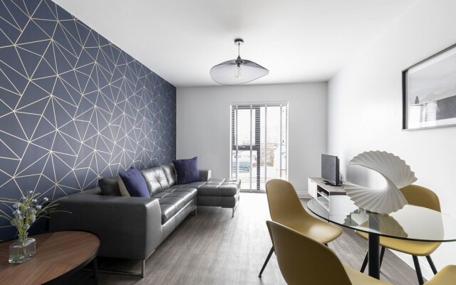 Elliot Oliver -Stylish 2 Bedroom Apartment With Parking In The Docks