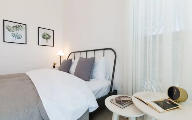 Artsy Modern Bright Apt in Bat Yam