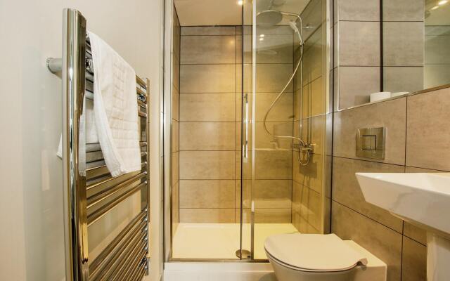 Sleek 6-Guest Apt at St  Martin s  Bham