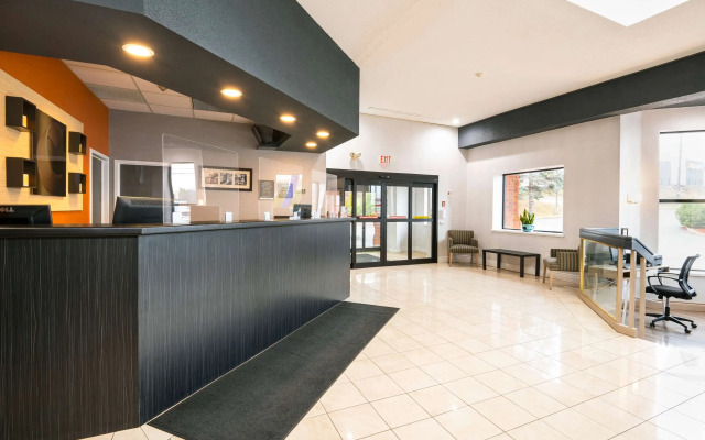 Comfort Hotel & Suites