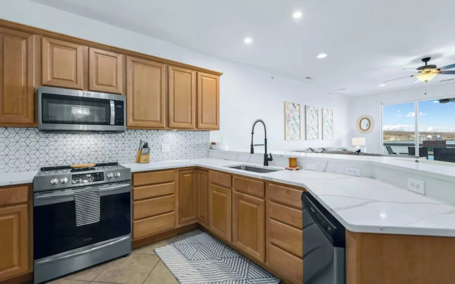 Panoramic Sunset Escape Waterfront Condo for 7!