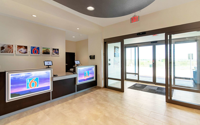 Studio 6 Austin, TX - Airport
