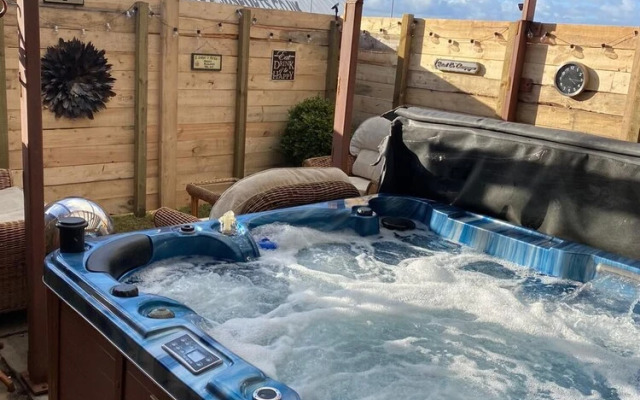 The Mayfair Lodge - Caravaning, Glamping & Camping