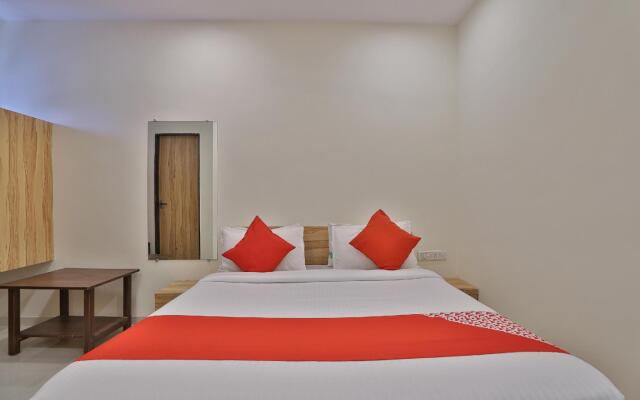 OYO 42957 Hotel Radhanand