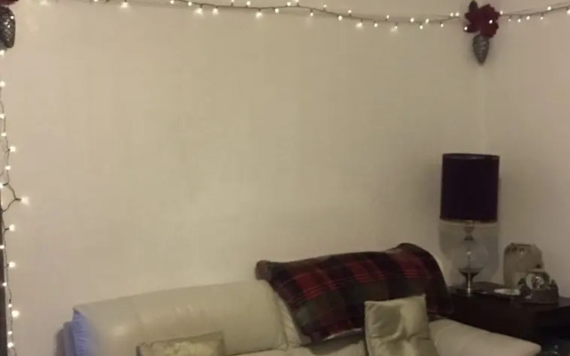 Two Bedroom Victorian Flat in the Centre of Port Glasgow Close to all Amenities