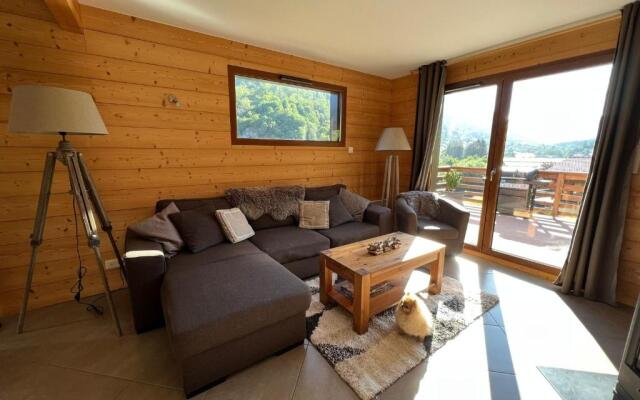 Chalet Casa de Monzel with 6-Person Jacuzzi & Panoramic View