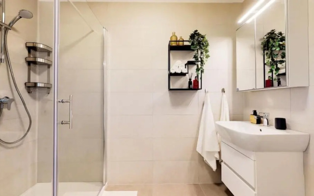 Mika's 2-Bedroom Seaview Flat & Parking